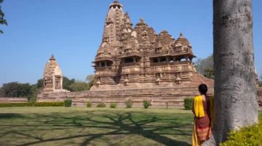 Kadın turist Khajuraho Tapınağını keşfetti, UNESCO Dünya Mirası Alanı, Hindistan.