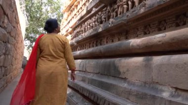 Kadın turist Khajuraho Tapınağını keşfetti, UNESCO Dünya Mirası Alanı, Hindistan.