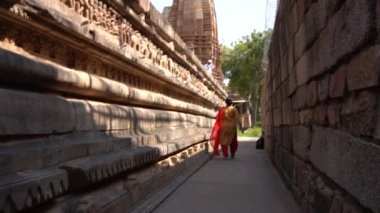 Kadın turist Khajuraho Tapınağını keşfetti, UNESCO Dünya Mirası Alanı, Hindistan.