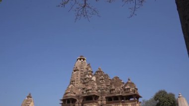 Kadın turist Khajuraho Tapınağını keşfetti, UNESCO Dünya Mirası Alanı, Hindistan.