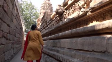 Kadın turist Khajuraho Tapınağını keşfetti, UNESCO Dünya Mirası Alanı, Hindistan.