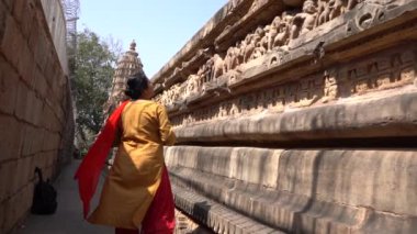 Kadın turist Khajuraho Tapınağını keşfetti, UNESCO Dünya Mirası Alanı, Hindistan.