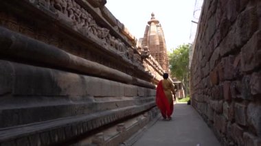 Kadın turist Khajuraho Tapınağını keşfetti, UNESCO Dünya Mirası Alanı, Hindistan.