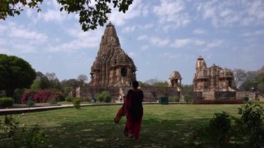 Kadın turist Khajuraho Tapınağını keşfetti, UNESCO Dünya Mirası Alanı, Hindistan.