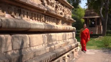 Kadın turist Khajuraho Tapınağını keşfetti, UNESCO Dünya Mirası Alanı, Hindistan.