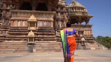 Kadın turist Khajuraho Tapınağını keşfetti, UNESCO Dünya Mirası Alanı, Hindistan.