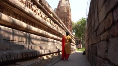 Kadın turist Khajuraho Tapınağını keşfetti, UNESCO Dünya Mirası Alanı, Hindistan.