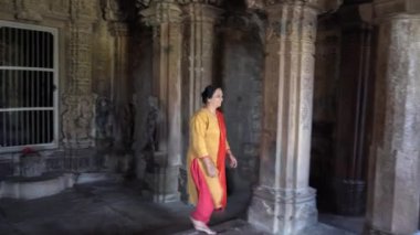 Kadın turist Khajuraho Tapınağını keşfetti, UNESCO Dünya Mirası Alanı, Hindistan.