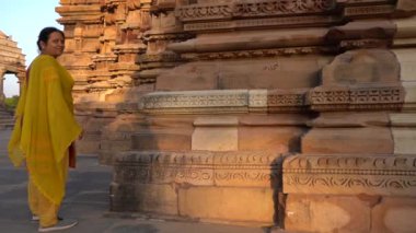 Kadın turist Khajuraho Tapınağını keşfetti, UNESCO Dünya Mirası Alanı, Hindistan.
