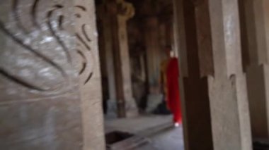 Kadın turist Khajuraho Tapınağını keşfetti, UNESCO Dünya Mirası Alanı, Hindistan.