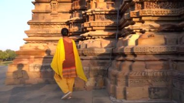 Kadın turist Khajuraho Tapınağını keşfetti, UNESCO Dünya Mirası Alanı, Hindistan.