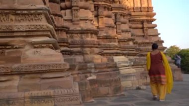 Kadın turist Khajuraho Tapınağını keşfetti, UNESCO Dünya Mirası Alanı, Hindistan.