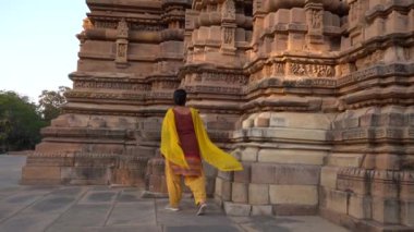 Kadın turist Khajuraho Tapınağını keşfetti, UNESCO Dünya Mirası Alanı, Hindistan.