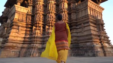 Kadın turist Khajuraho Tapınağını keşfetti, UNESCO Dünya Mirası Alanı, Hindistan.