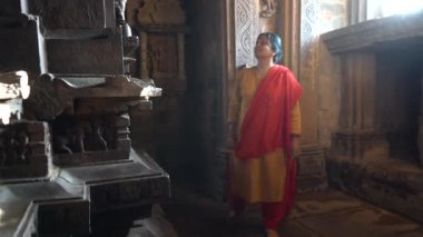 Kadın turist Khajuraho Tapınağını keşfetti, UNESCO Dünya Mirası Alanı, Hindistan.