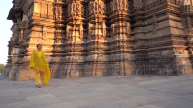 Kadın turist Khajuraho Tapınağını keşfetti, UNESCO Dünya Mirası Alanı, Hindistan.