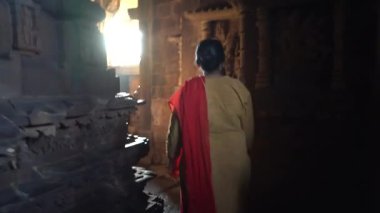 Kadın turist Khajuraho Tapınağını keşfetti, UNESCO Dünya Mirası Alanı, Hindistan.