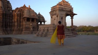 Kadın turist Khajuraho Tapınağını keşfetti, UNESCO Dünya Mirası Alanı, Hindistan.