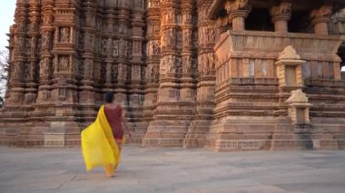 Kadın turist Khajuraho Tapınağını keşfetti, UNESCO Dünya Mirası Alanı, Hindistan.
