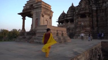 Kadın turist Khajuraho Tapınağını keşfetti, UNESCO Dünya Mirası Alanı, Hindistan.