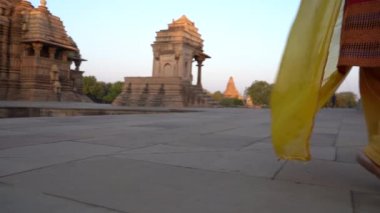 Kadın turist Khajuraho Tapınağını keşfetti, UNESCO Dünya Mirası Alanı, Hindistan.