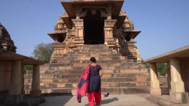 Kadın turist Khajuraho Tapınağını keşfetti, UNESCO Dünya Mirası Alanı, Hindistan.