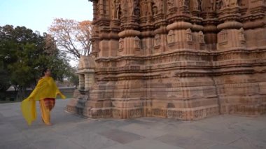 Kadın turist Khajuraho Tapınağını keşfetti, UNESCO Dünya Mirası Alanı, Hindistan.