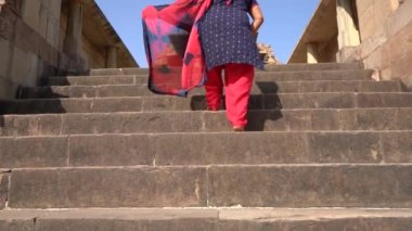 Kadın turist Khajuraho Tapınağını keşfetti, UNESCO Dünya Mirası Alanı, Hindistan.