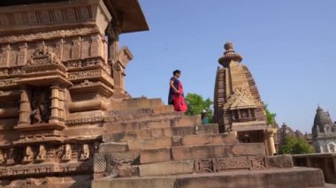 Kadın turist Khajuraho Tapınağını keşfetti, UNESCO Dünya Mirası Alanı, Hindistan.