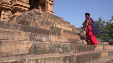 Kadın turist Khajuraho Tapınağını keşfetti, UNESCO Dünya Mirası Alanı, Hindistan.