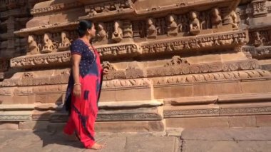 Kadın turist Khajuraho Tapınağını keşfetti, UNESCO Dünya Mirası Alanı, Hindistan.
