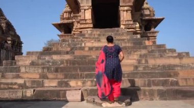 Kadın turist Khajuraho Tapınağını keşfetti, UNESCO Dünya Mirası Alanı, Hindistan.