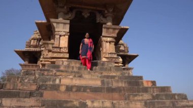 Kadın turist Khajuraho Tapınağını keşfetti, UNESCO Dünya Mirası Alanı, Hindistan.