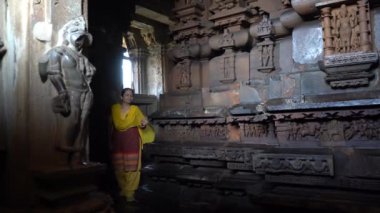 Kadın turist Khajuraho Tapınağını keşfetti, UNESCO Dünya Mirası Alanı, Hindistan.