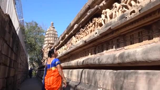 Kobieta Turysta Zwiedzanie Świątyni Khajuraho Unesco Światowego Dziedzictwa Unesco Indie — Wideo stockowe
