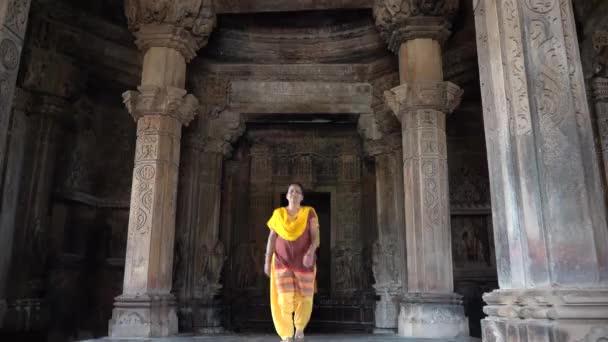 Wisatawan Wanita Menjelajahi Kuil Khajuraho Situs Warisan Dunia Unesco India — Stok Video