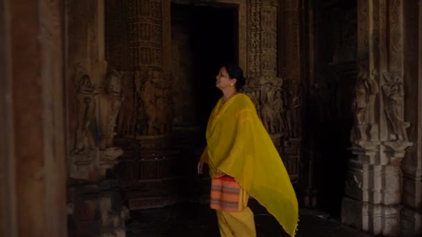 女性観光客 ユネスコ世界遺産 インド — ストック動画