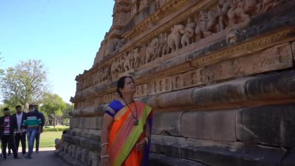 Wisatawan Wanita Menjelajahi Kuil Khajuraho Situs Warisan Dunia Unesco India — Stok Video