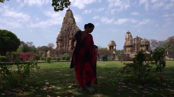 Női Turista Felfedezni Khajuraho Temple Unesco Világörökség Része India — Stock videók