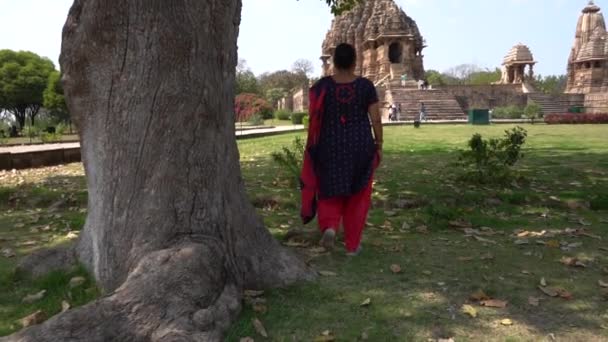Touristinnen Erkunden Den Khajuraho Tempel Unesco Weltkulturerbe Indien — Stockvideo
