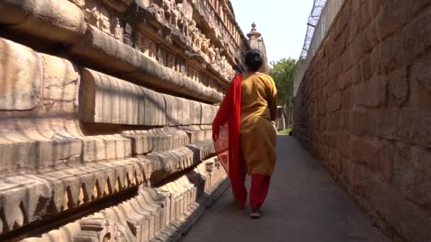 Vrouw Toeristische Verkennen Khajuraho Tempel Unesco World Heritage Site India — Stockvideo