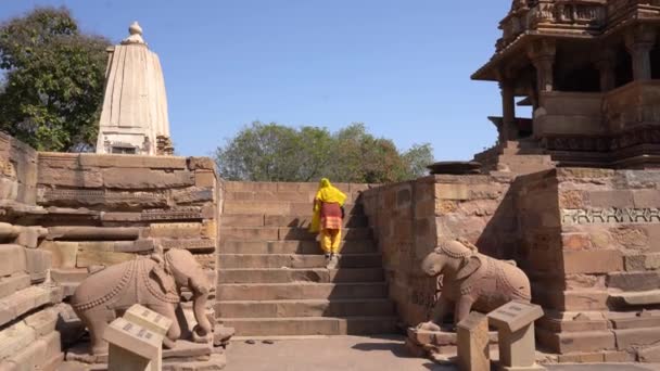Žena Turista Prozkoumat Chrám Khajuraho Unesco Světového Dědictví Indie — Stock video