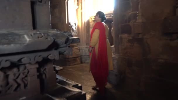 Touristinnen Erkunden Den Khajuraho Tempel Unesco Weltkulturerbe Indien — Stockvideo