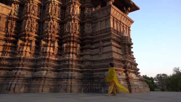 Жінка Туристка Досліджує Храм Хаурахо Єкт Всесвітньої Спадщини Юнеско Індія — стокове відео