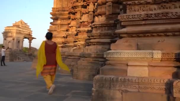 Mujer Turista Explorar Templo Khajuraho Patrimonio Humanidad Por Unesco India — Vídeos de Stock