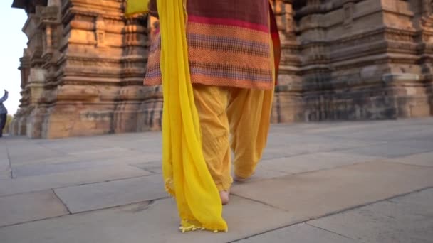 Kvinnlig Turist Utforska Khajuraho Temple Unesco Världsarv Indien — Stockvideo