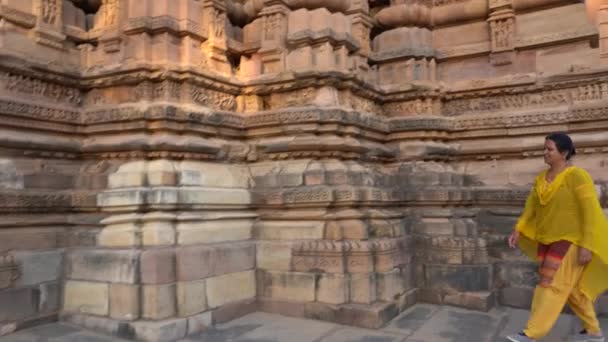 Mulher Turista Explorar Templo Khajuraho Património Mundial Unesco Índia — Vídeo de Stock