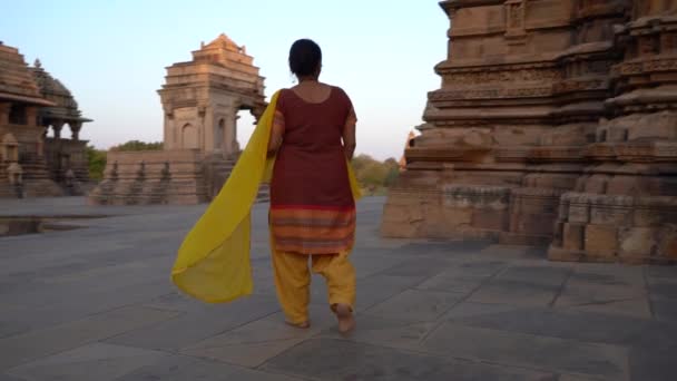 Femeia Turist Explorează Templul Khajuraho Patrimoniul Mondial Unesco India — Videoclip de stoc