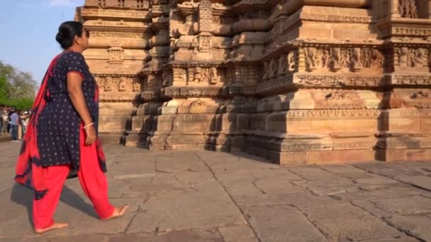 Mujer Turista Explorar Templo Khajuraho Patrimonio Humanidad Por Unesco India — Vídeo de stock