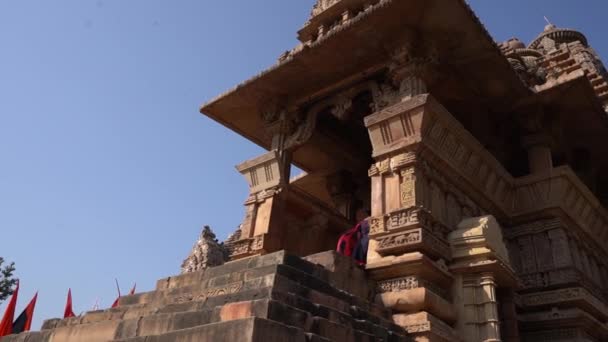 Vrouw Toeristische Verkennen Khajuraho Tempel Unesco World Heritage Site India — Stockvideo